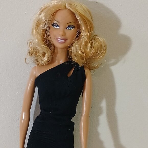 Barbie Basics Black label doll with extra clothes - Picture 2 of 8